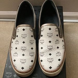 Women white MCM flat